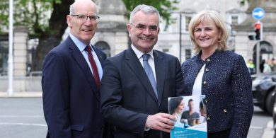 Meon dearfach i leith na Gaeilge ag níos mó daoine, ach líon na gcainteoirí líofa ag laghdú – mórshuirbhé nua Uile-Éireann