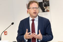Lawless ag féachaint ar an HEA a úsáid le institiúidí tríú leibhéal a mhealladh chun tuilleadh cúrsaí Gaeilge a chur ar fáil
