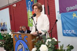 Níl sé ‘deimhneach’ go fóill nach dtógfar aon scoil lán-Ghaeilge as seo go ceann cúig bliana – an Roinn Oideachais