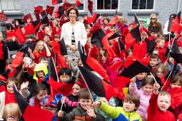 GAILEARAÍ: Síneadh nua le dhá scoil ar an gCeathrú Rua oscailte go hoifigiúil ag an Aire Oideachais
