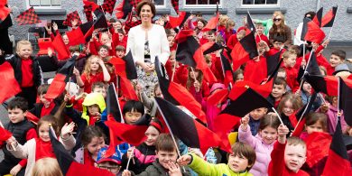 GAILEARAÍ: Síneadh nua le dhá scoil ar an gCeathrú Rua oscailte go hoifigiúil ag an Aire Oideachais