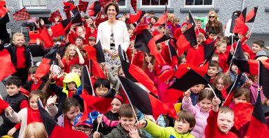GAILEARAÍ: Síneadh nua le dhá scoil ar an gCeathrú Rua oscailte go hoifigiúil ag an Aire Oideachais
