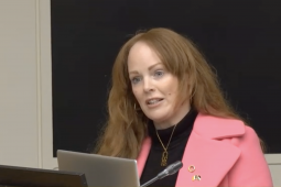 ‘Táim ag crith le frustrachas’ – fearg i measc polaiteoirí faoin easpa dul chun cinn maidir le hoideachas lán-Ghaeilge
