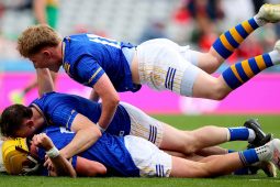 Ní hé scéala Longfoirt amháin a léiríonn cosán casta, corrach, carraigeach na hiomána