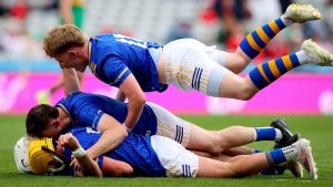 Ní hé scéala Longfoirt amháin a léiríonn cosán casta, corrach, carraigeach na hiomána
