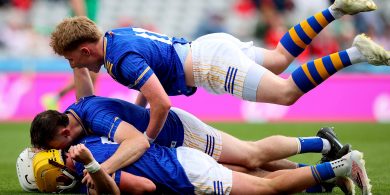 Ní hé scéala Longfoirt amháin a léiríonn cosán casta, corrach, carraigeach na hiomána