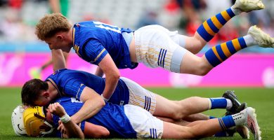 Ní hé scéala Longfoirt amháin a léiríonn cosán casta, corrach, carraigeach na hiomána