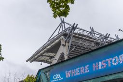 ‘Is Crow Park full of crows’ a d’fhiafraigh an buachaillín dá athair