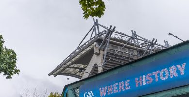 ‘Is Crow Park full of crows’ a d’fhiafraigh an buachaillín dá athair