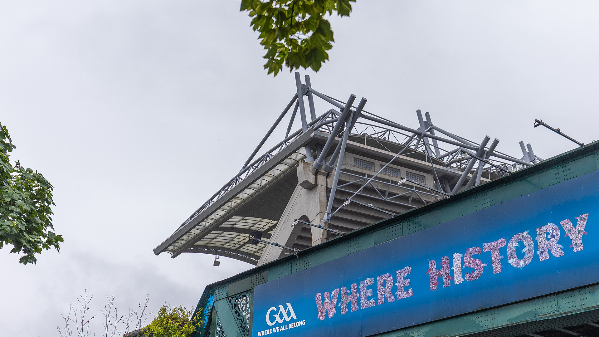 ‘Is Crow Park full of crows’ a d’fhiafraigh an buachaillín dá athair