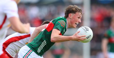 Treibheanna na Mumhan ag gluaiseacht go dásachtach chun cinn