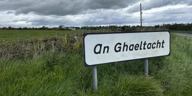 Níl aon mhasla i gceist le comharthaí Gaeltachta nua, ach tá sé fíormhaslach gadaíocht chultúrtha a lua leo