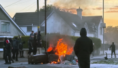 Tá dochar na n-ionsaithe ciníocha fós á charnadh