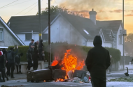 Tá dochar na n-ionsaithe ciníocha fós á charnadh