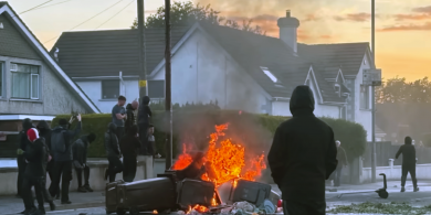 Tá dochar na n-ionsaithe ciníocha fós á charnadh