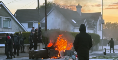 Tá dochar na n-ionsaithe ciníocha fós á charnadh