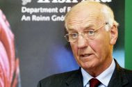 An t-iar-aire rialtais David Andrews ar shlí na fírinne