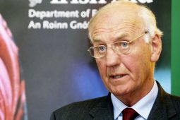 An t-iar-aire rialtais David Andrews ar shlí na fírinne