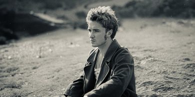 David Keenan agus an cneasú a fuair sna seanscéalta agus sa Ghaeilge