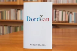Timpeall an domhain i 39 dán sa dara cnuasach le Róise Ní Bhaoill