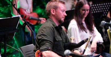 GAILEARAÍ:  Scoth na gceoltóirí Gaelacha ar stáitse ag comhdháil idirnáisiúnta in Ollscoil na Gaillimhe