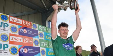 Lá stairiúil do Ghaoth Dobhair agus Corn an Aire ag dul go Machaire Gathlán den naoú huair