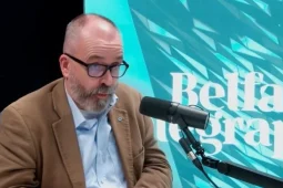 Ní leor don Ultais ‘gearr agus greamaigh’ ar pholasaithe Gaeilge  – Lee Reynolds