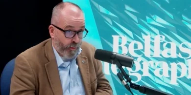 Ní leor don Ultais ‘gearr agus greamaigh’ ar pholasaithe Gaeilge  – Lee Reynolds