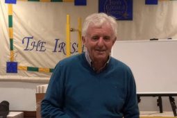 ‘Bhí muid in ann talamh a cheannach le cúrsaí gailf a chur chun cinn’ – ról tithíochta molta d’Údarás na Gaeltachta ag iarchathaoirleach