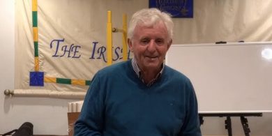 ‘Bhí muid in ann talamh a cheannach le cúrsaí gailf a chur chun cinn’ – ról tithíochta molta d’Údarás na Gaeltachta ag iarchathaoirleach