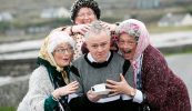 Foghlaim Gaeilge trí mheán ‘Father Ted’ – féile nua in Árainn