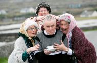 Foghlaim Gaeilge trí mheán ‘Father Ted’ – féile nua in Árainn