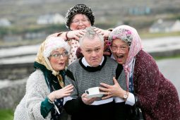 Foghlaim Gaeilge trí mheán ‘Father Ted’ – féile nua in Árainn