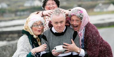 Foghlaim Gaeilge trí mheán ‘Father Ted’ – féile nua in Árainn