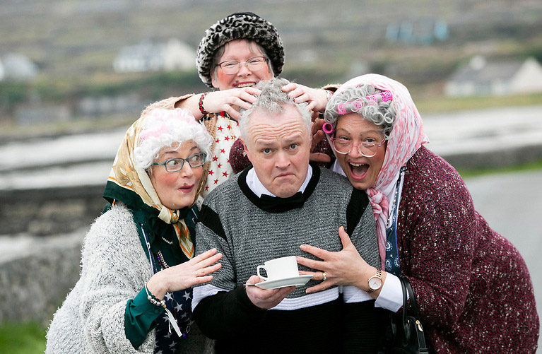 Foghlaim Gaeilge trí mheán ‘Father Ted’ – féile nua in Árainn