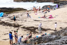 Glac sos agus tabhair faoi deara an áilleacht atá sna rudaí beaga