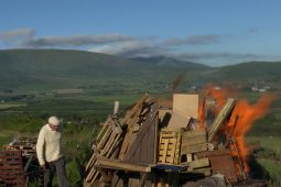FÍSEÁN: Oíche Shin Seáin i gCorca Dhuibhne – ‘Is minic a bhí an tine ag imeacht nuair a d’éiríos ar maidin’