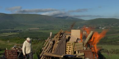 FÍSEÁN: Oíche Shin Seáin i gCorca Dhuibhne – ‘Is minic a bhí an tine ag imeacht nuair a d’éiríos ar maidin’