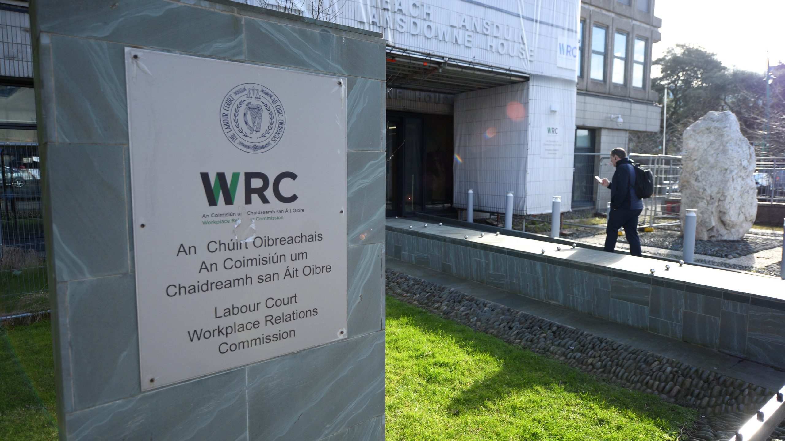 Éileamh déanta sa WRC ar shíneadh ama le tréimhse gearáin toisc gan reachtaíocht a bheith ar fáil i nGaeilge