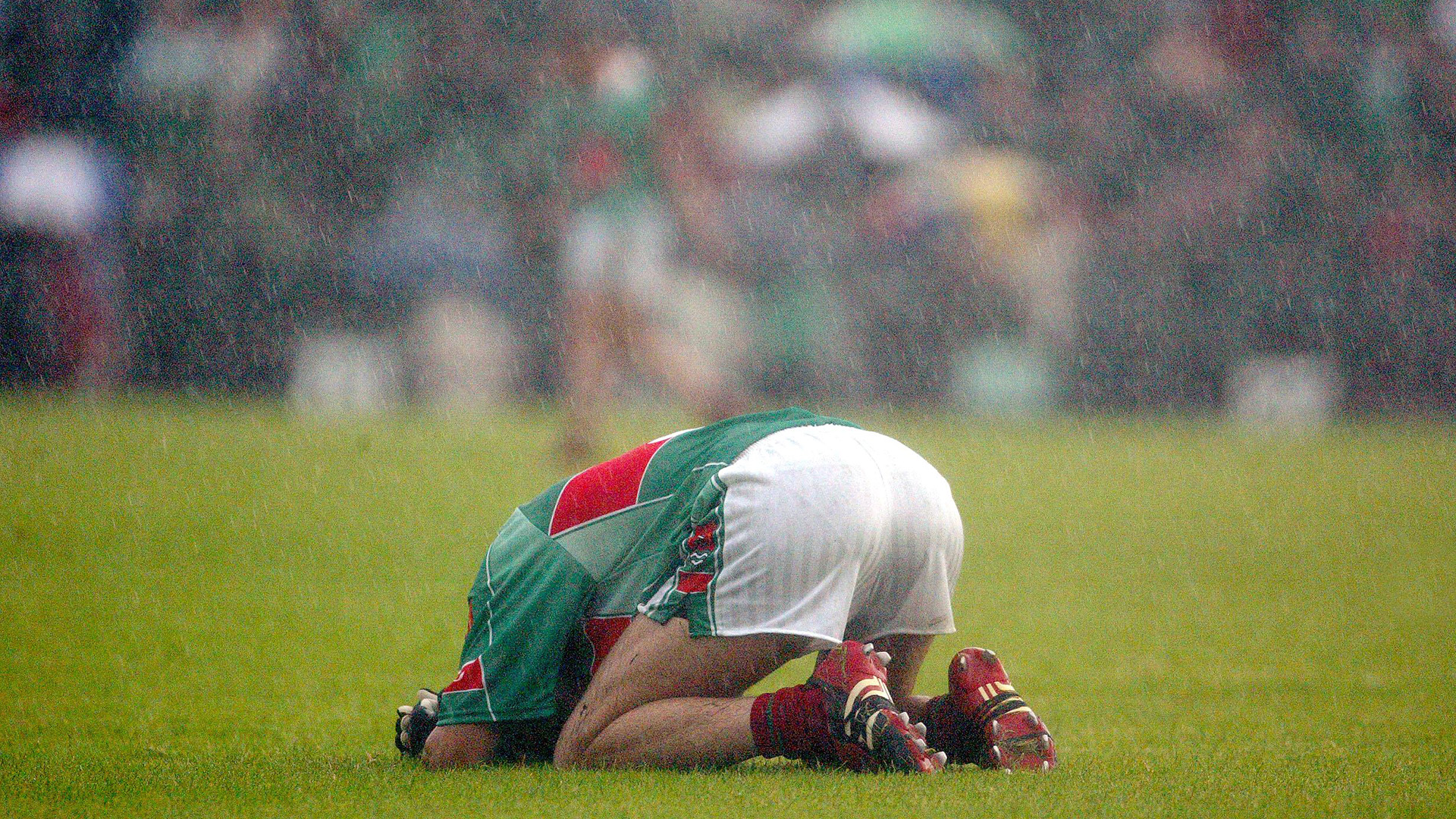 Crú an áidh ag Maigh Eo, rabhadh i gcluiche ceannais na hiomána agus rinceoir na Ríochta