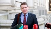 Cáin, cáin agus cáin arís eile – coimhlint an bhuiséid ina tús