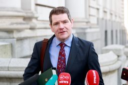 Cáin, cáin agus cáin arís eile – coimhlint an bhuiséid ina tús