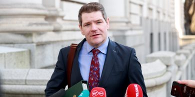 Cáin, cáin agus cáin arís eile – coimhlint an bhuiséid ina tús