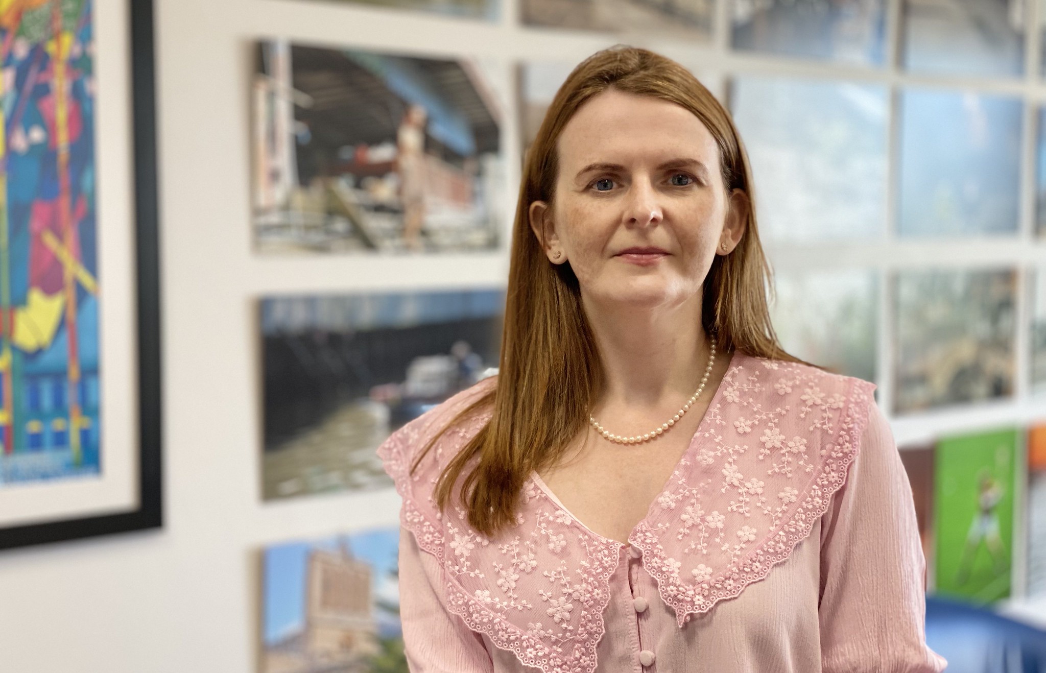 Taighde faoi thionchar na Gaeilge ar an ngeilleagar coimisiúnaithe ag an Aire Caoimhe Archibald