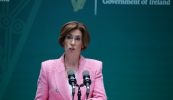 Tacaíocht agus treoir ón Roinn de dhíth ar scoileanna atá ag iarraidh tabhairt faoin nGaeloideachas