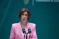 Tacaíocht agus treoir ón Roinn de dhíth ar scoileanna atá ag iarraidh tabhairt faoin nGaeloideachas