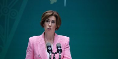 Tacaíocht agus treoir ón Roinn de dhíth ar scoileanna atá ag iarraidh tabhairt faoin nGaeloideachas