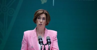 Tacaíocht agus treoir ón Roinn de dhíth ar scoileanna atá ag iarraidh tabhairt faoin nGaeloideachas