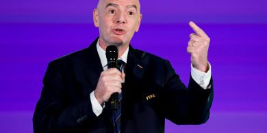 ‘Faic athraithe’ maidir le bagairt baghcait UEFA agus a seasamh in aghaidh Infantino