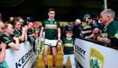 Údar spreagtha ó na comharsana ag Paul Geaney agus fir an Daingin